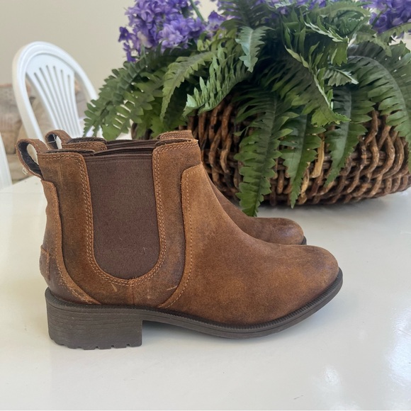 UGG Bonham II Chelsea Ankle Boot Brown Suede Elastic side Slip On SN 1095150 - Picture 1 of 15